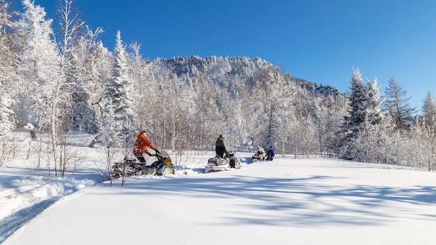 Atleet op een sneeuwscooter.