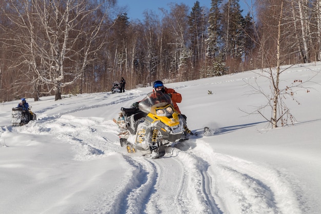 Atleet op een sneeuwscooter.