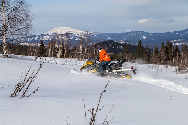 Atleet op een sneeuwscooter.