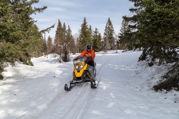 Foto atleet op een sneeuwscooter.