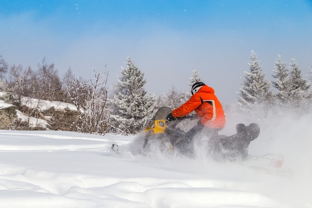 Atleet op een sneeuwscooter.