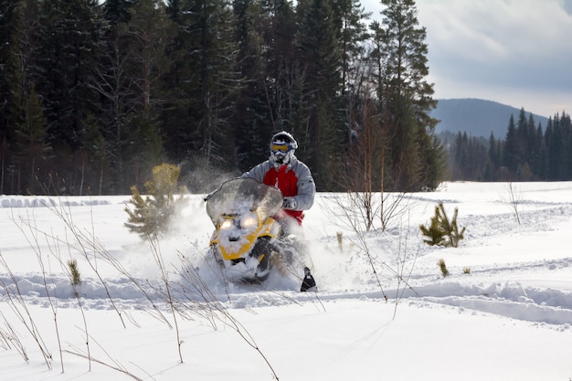 Atleet op een snowbike