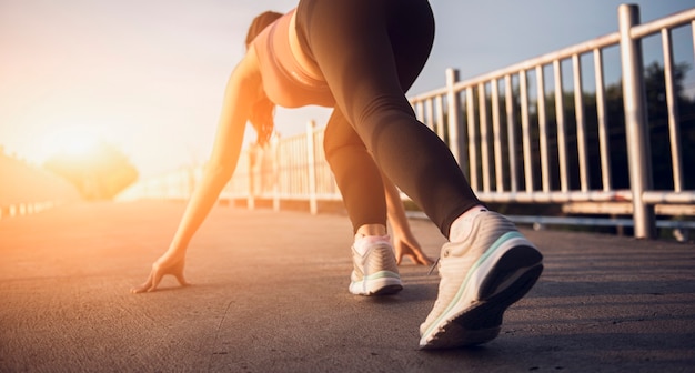 Atleet runner voeten lopen op weg close-up op benen en schoen