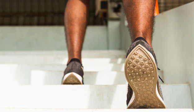 atleet schoenen van benen runner zwarte man stap rennen naar traplopen doen training cardio