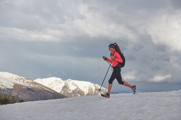 Atleet vrouw loopt op de sneeuw