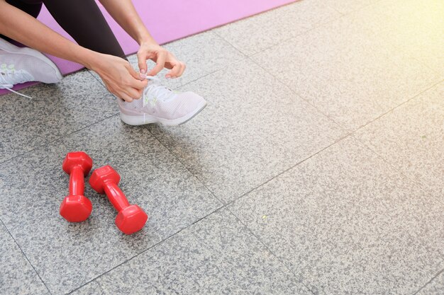 Atleet zitten, binden een sneakers touw op de trap.