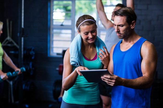 Atleten die in tabletcomputer gymnastiek bekijken