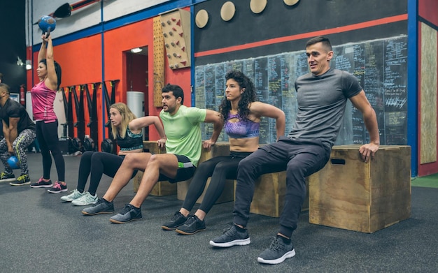 Atleten die oefenen met box squats