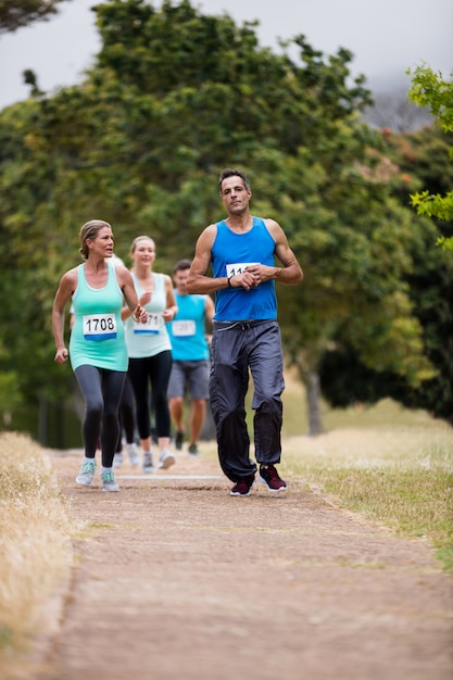 Atleten die race in park in werking stellen