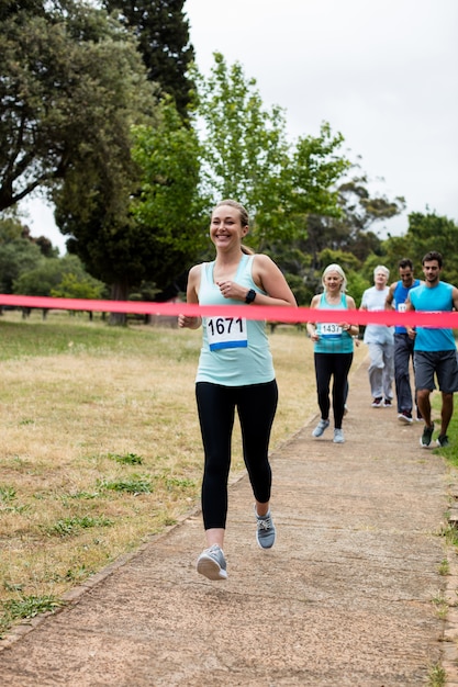 Atleten die race in park in werking stellen