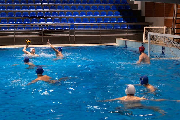 Atleten die waterpolo spelen in het zwembad