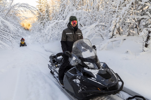 Atleten op een sneeuwscooter.