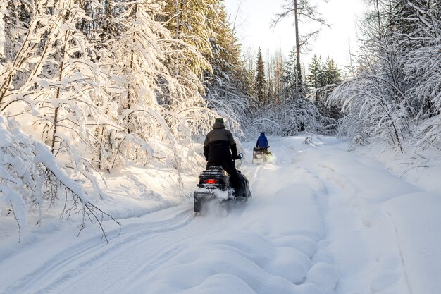 Atleten op een sneeuwscooter.