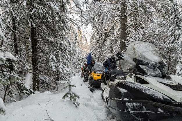 Atleten op een sneeuwscooter.