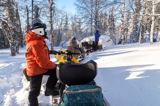 Atleten op een sneeuwscooter.