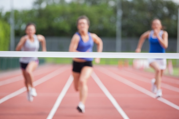 Atleten racen naar finishlijn