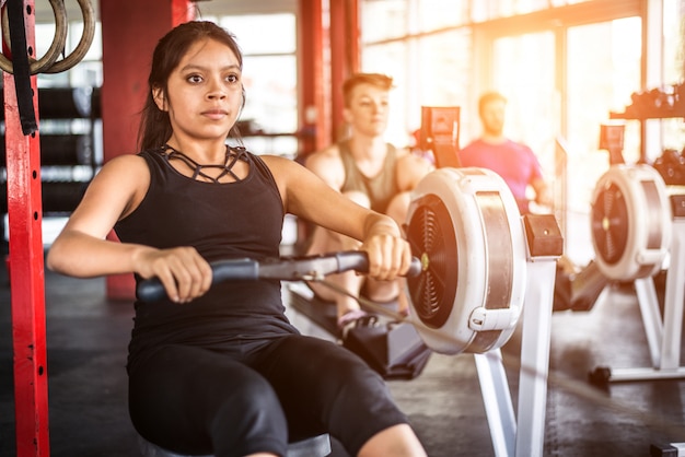 Atleten trainen in een cross-fit sportschool