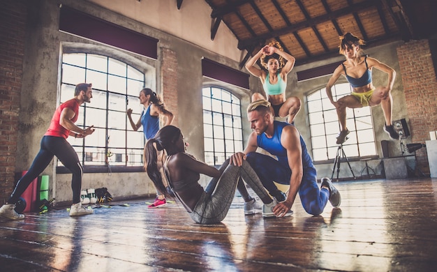 Atleten trainen in een sportschool