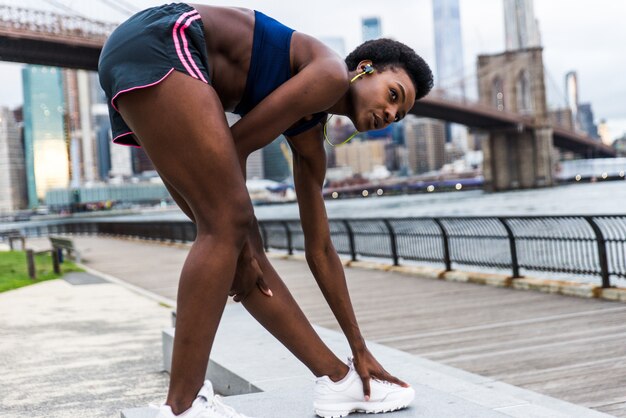 Atletenvrouw opleiding in de ochtend bij zonsopgang in de stad van New York