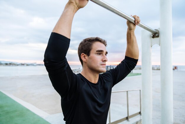 Photo atlethic man doing functional training exercise at the outdoor gym