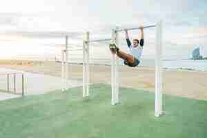 Photo atlethic man doing functional training exercise at the outdoor gym