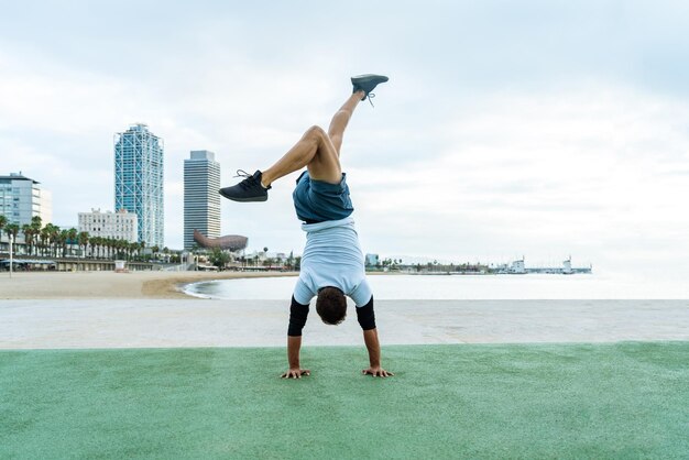 Photo atlethic man doing functional training exercise at the outdoor gym