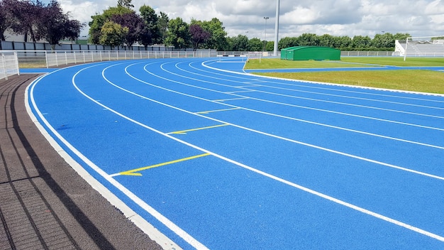 Foto atletiek met blauwe baan in een sportstadion