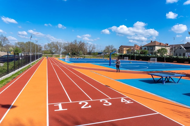 Atletiekbaan en basketbalveld voor de middelbare school