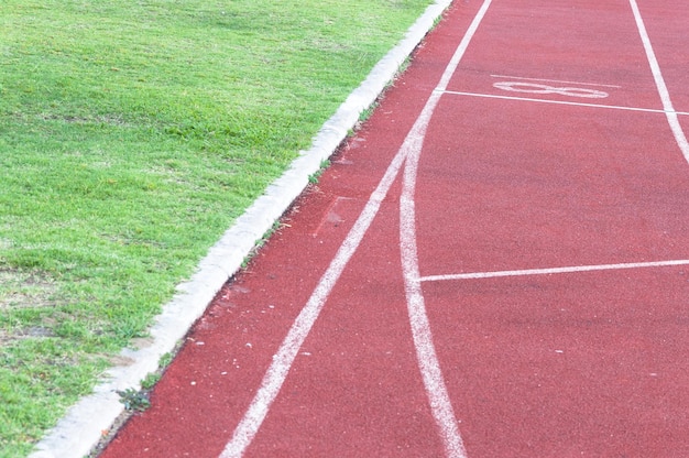 Atletiekbaan en groen grasDirecte atletiekrenbaan bij Sport Stadium