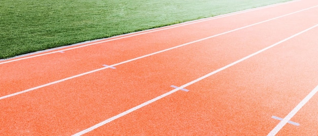 Atletiekbaan met kopieerruimte Lege atleetbaan met grassen