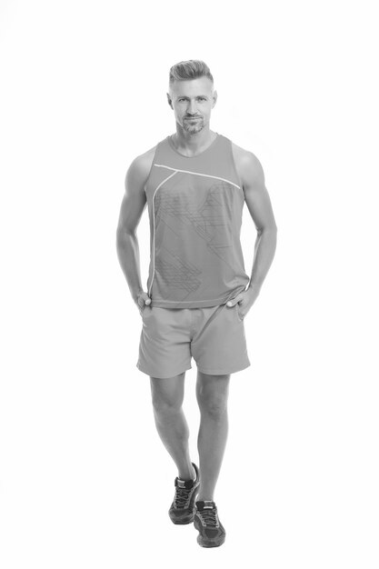 Atletisch lichaam Guy sport outfit Mode concept Man model kleding winkel Sport stijl Herenkleding en modieuze kleding Man atleet geïsoleerde witte achtergrond Man knap in hemd en korte broek