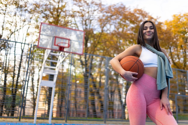 Atletisch meisje met een bal