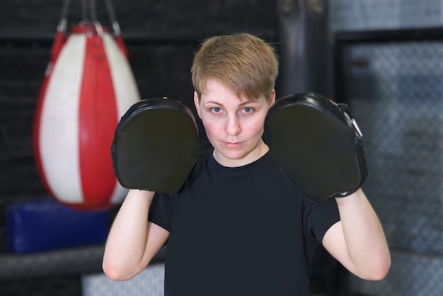 Atletisch mooi meisje bokst jonge vrouw banktrainer met bokstraining vechten