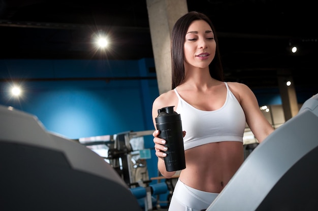 Atletische brunette die aan het trainen is in een modern fitnesscentrum Lifestyle Fitness in sportclub