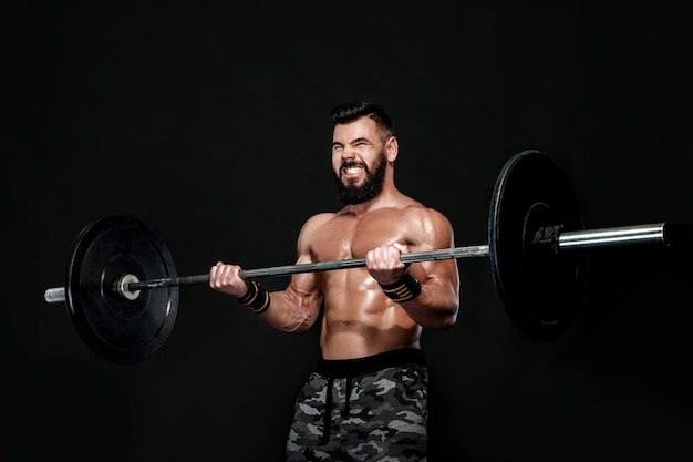 Atletische gespierde man training met barbell