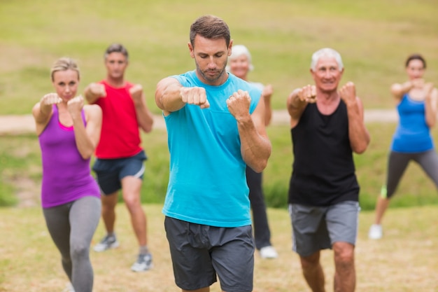 Atletische groep die hun vuisten toont