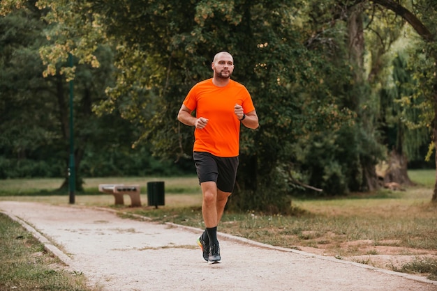 Atletische jonge man loopt in de natuur Gezonde levensstijl