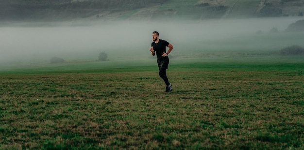 Atletische jonge man loopt in de natuur. Gezonde levensstijl