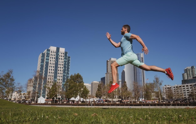 Atletische jonge man loopt in de stad san diego urban sport concept