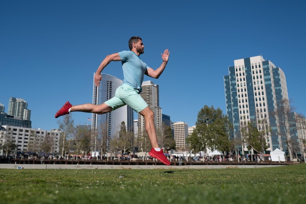 Atletische jonge man loopt in de stad San Diego