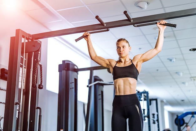 Atletische jonge vrouw trainen in de sportschool