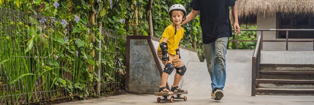 Atletische jongen leert skateboarden met een trainer in een skatepark kinderen onderwijs sport banner