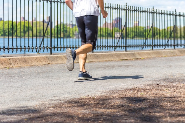 Atletische man loopt langs lak in de natuur gezonde levensstijl