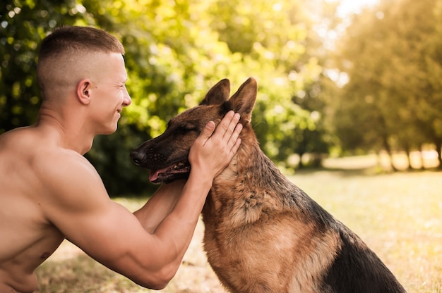 atletische man met een Duitse herder