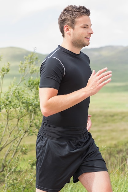 Atletische man op een joggen