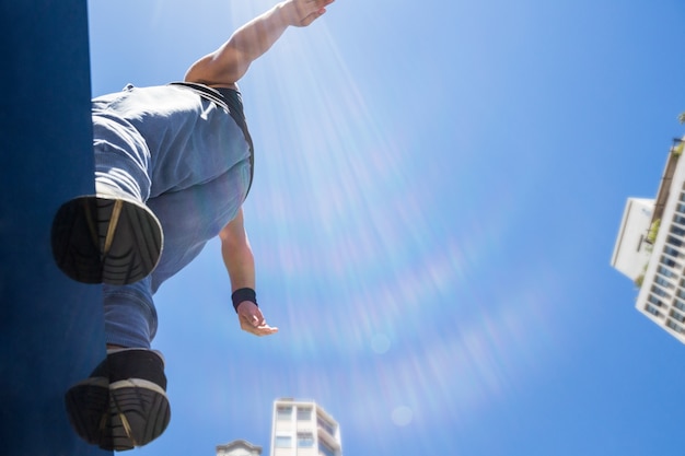 Atletische man op het punt om een ​​back flip doen