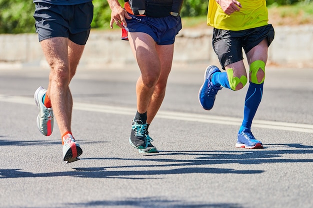 Atletische mannen joggen in sportkleding stad onderweg