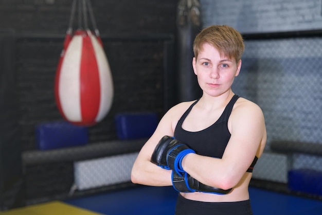 Atletische spar fitness sterk mooi meisje is boksen vrouw training bij gym box training in handschoenen