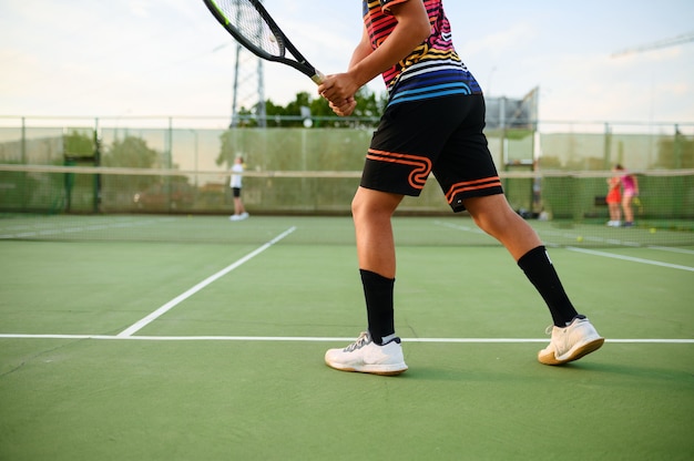 Atletische tennissers met rackets, training op buitenbaan. Actieve gezonde levensstijl, mensen spelen sportgame, fitnesstraining met rackets