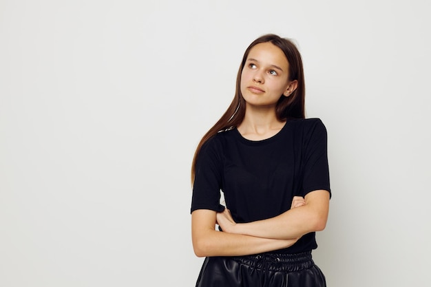 Atletische vrouw in een zwarte tshirt handgebaar leuke geïsoleerde achtergrond